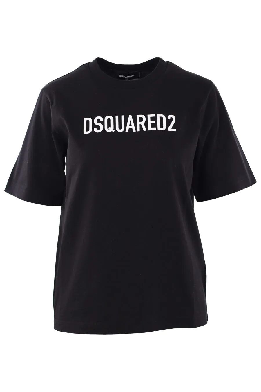 Camiseta negra con logo blanco